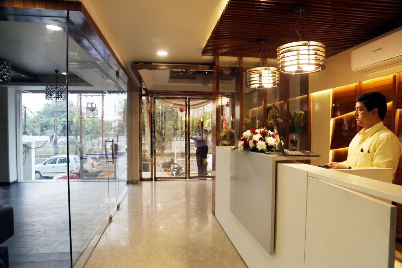 Awadh Inn Noida Exterior foto