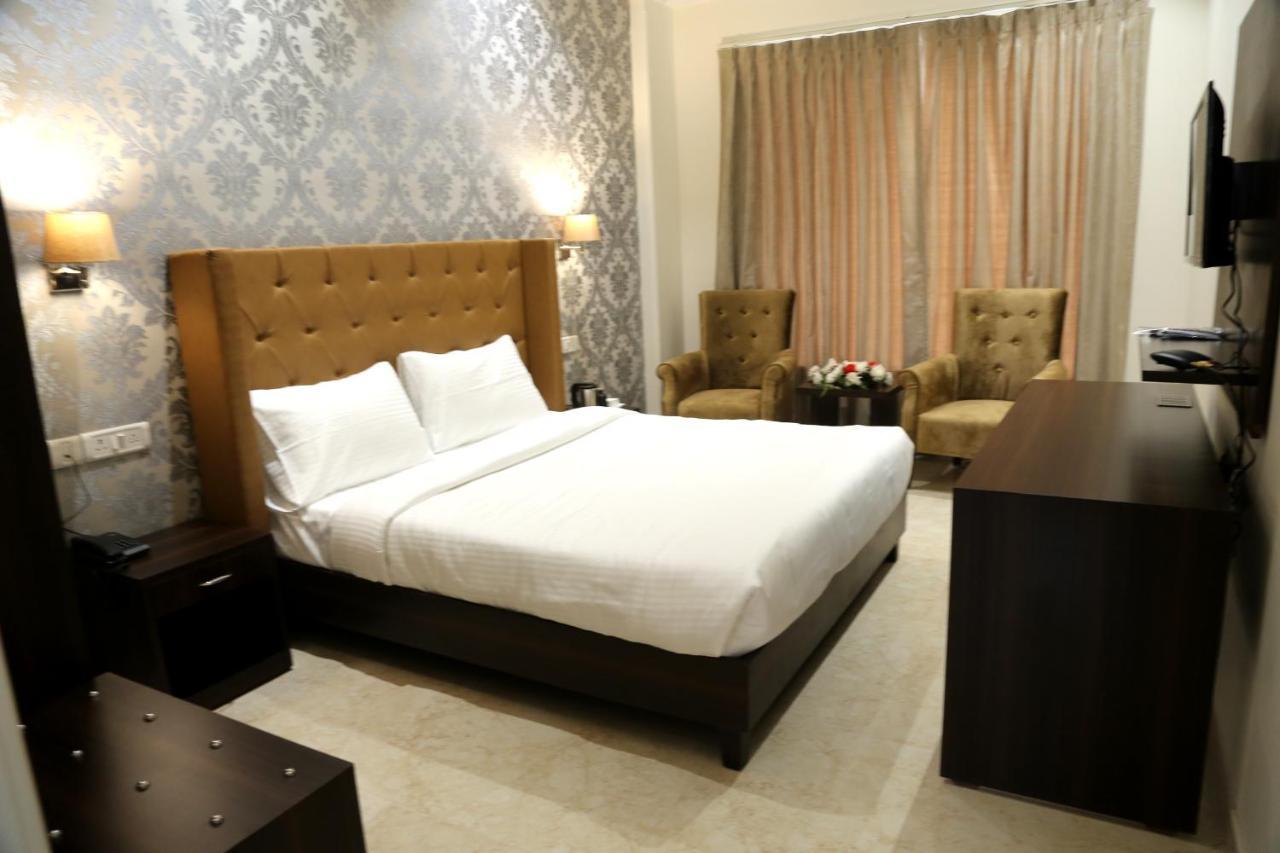 Awadh Inn Noida Exterior foto
